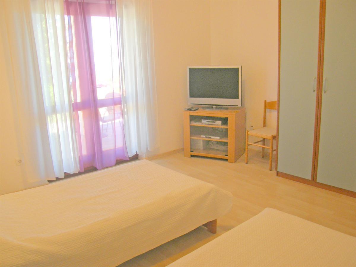Apartments Rina Primosten Exterior photo