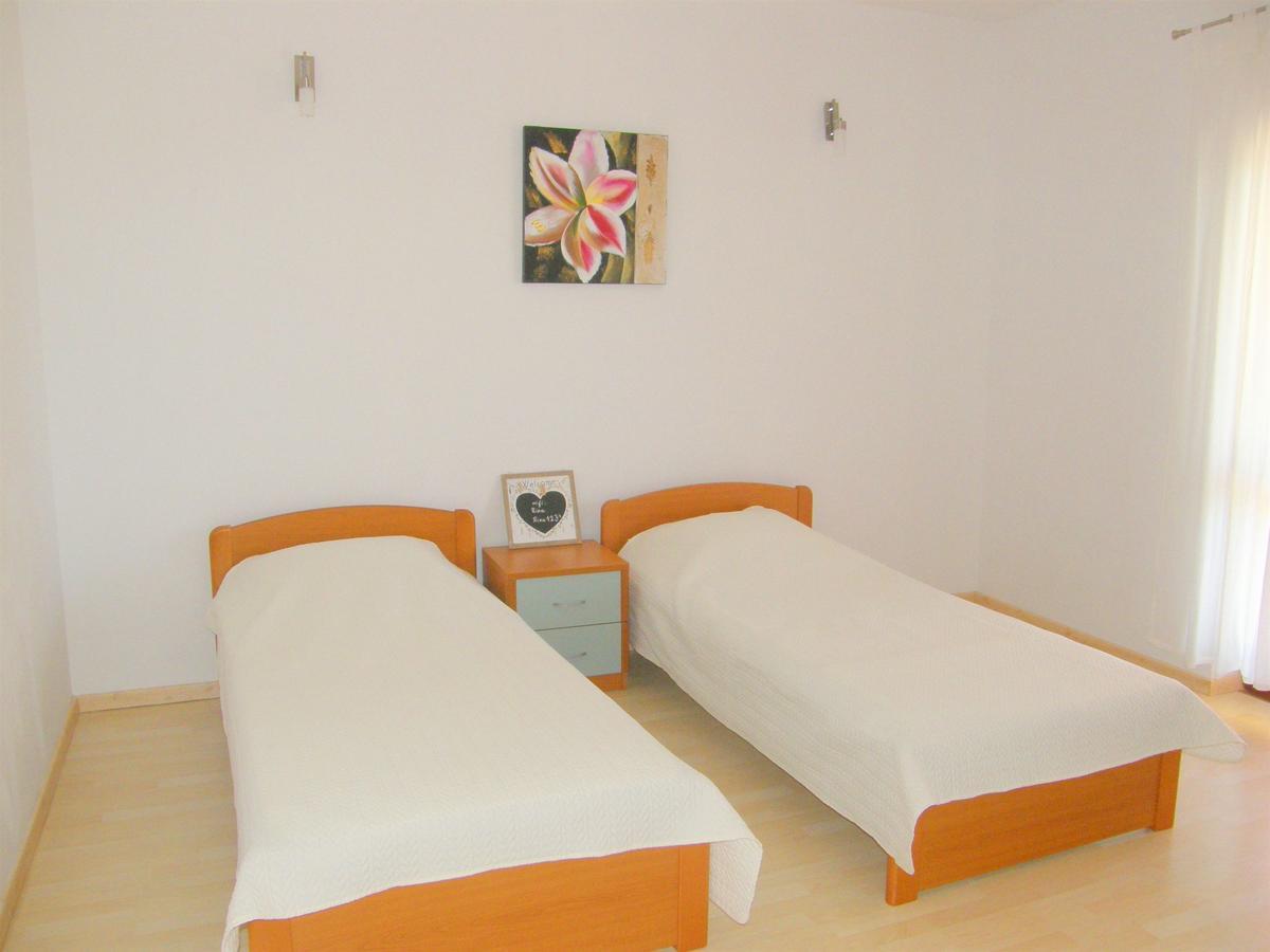 Apartments Rina Primosten Exterior photo