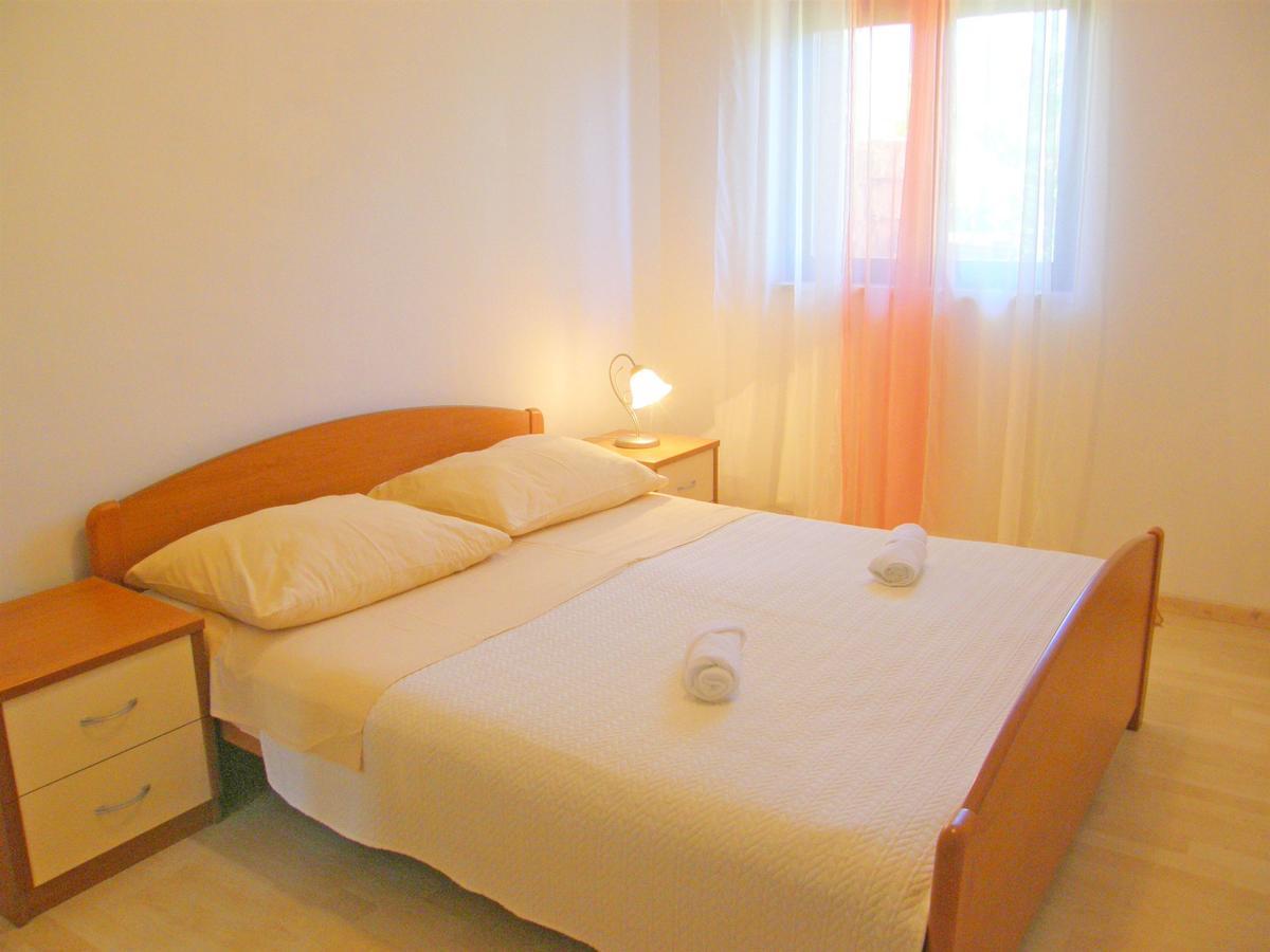 Apartments Rina Primosten Exterior photo